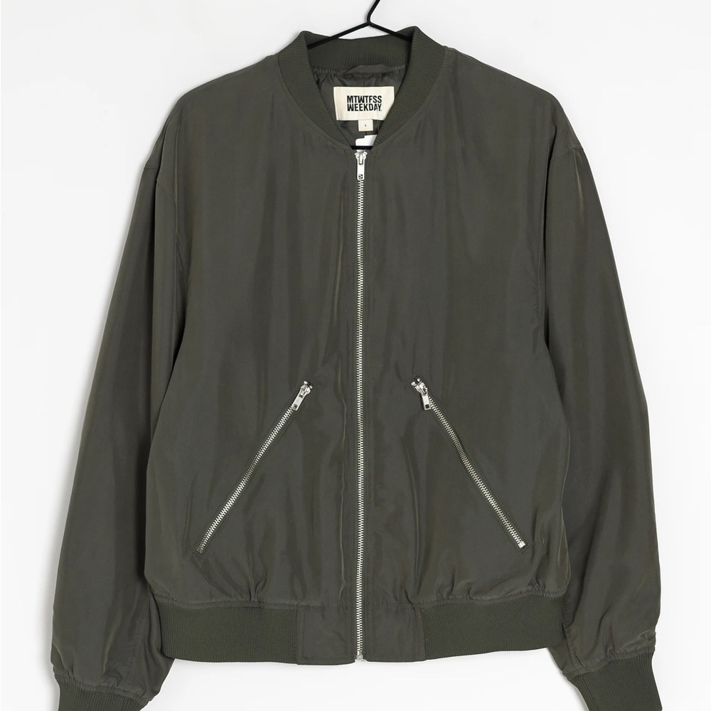 Green Women’s Bomber Jacket in perfect condition, no damage, zipper pockets, 4
